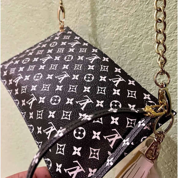 👑✅PRICE FIRM✅ AUTHENTIC Louis Vuitton Black Wristlet - Picture 8 of 17